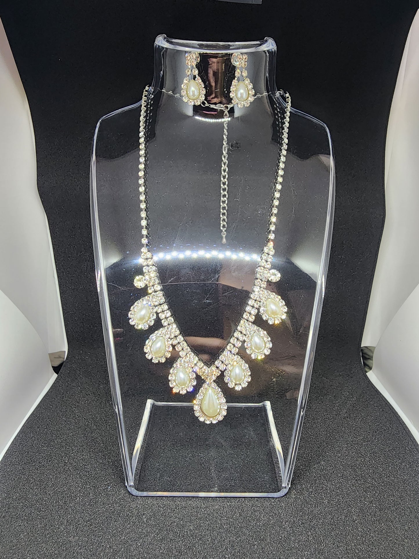 Pearl Tear Drop Necklace & Earings Set